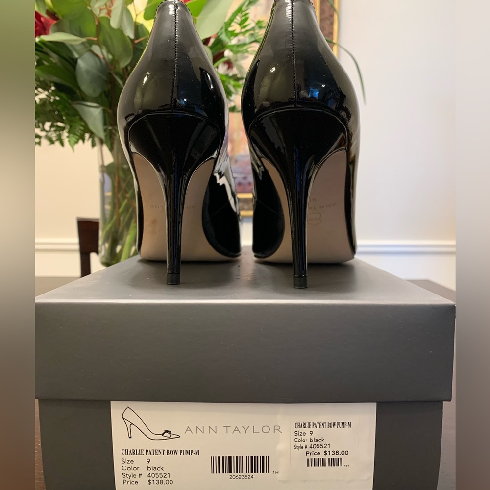 NWT Ann Taylor Charlie Patent Bow Pump - Size 9